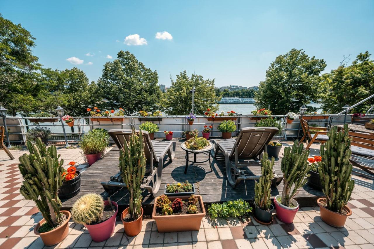 Hostel Island (adults Only) *